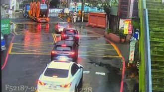 拖板車卡鐵軌司機嚇壞  警用「這招」化解