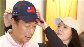 郭台銘、曾馨瑩現身赤峰街商圈（1）鴻海集團創辦人郭台銘（左）6日與夫人曾馨瑩（右）一同現身台北赤峰街商圈；在郭台銘接受媒體聯訪前，曾馨瑩貼心為郭台銘調整帽簷。中央社記者趙世勳攝  112年9月6日