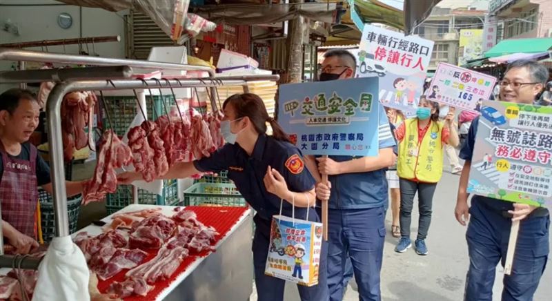 大園警響應「交通安全月」　前往市場宣導