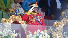 史瓦帝尼雙55慶典  恩史瓦帝三世行舉手禮適逢台灣與史瓦帝尼王國建交55週年，也是史瓦帝尼王國獨立建國滿55週年及國王恩史瓦帝三世（Mswati III）（前）55歲，史國在當地時間6日盛大舉辦雙55慶典，恩史瓦帝三世於司令台向儀隊行舉手禮致意。中央社記者徐肇昌姆巴巴內市攝  112年9月6日