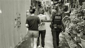 颱風天拿帳單徘徊路邊　8旬婦被問「單子上名字是誰」紅眼眶…悲慘遭遇惹鼻酸（圖／CTWANT）
