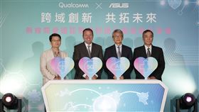 從左至右為屏東基督教醫院醫務部主任陳志文、高通技術公司商務長Jim Cathey、華碩電腦營運長暨全球資深副總裁謝明傑、南門醫院董事長黃明典。（圖／高通提供）