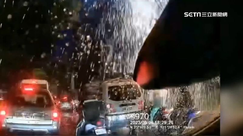 台電變電設備10秒爆2次　火花瀑布騎士逃
