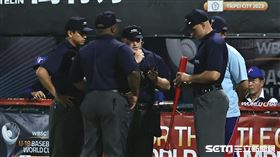 ▲U18世界盃青棒錦標賽，主審和其他裁判檢查王念好使用的球棒。（圖／記者劉彥池攝影）