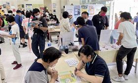 ▲共邀請51家鄰近轄區廠商設攤，釋出約2200個以上就業機會。（圖／桃園電子報提供）

