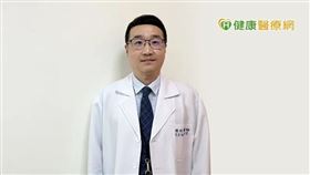 三軍總醫院大腸直腸外科陳昭仰主任呼籲，透過糞便潛血、大腸鏡檢查及早介入治療阻斷瘜肉病變，可避免錯過黃金治療期。