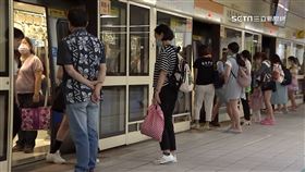 班次少通勤族怨！中和新蘆線乘客擠爆　網友批「像印度火車」