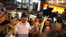 郭台銘逛艋舺夜市。(圖/記者陳怡潔攝影)