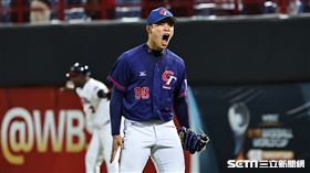 ▲U18世界盃青棒錦標賽，台灣隊投手孫易磊守住勝利對著美國隊板凳區怒吼。（圖／記者劉彥池攝影）