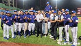 ▲U18世界盃青棒錦標賽，台灣隊3:0完封美國隊，賽後棒協理事長辜仲諒和桃園市長張善政到場打氣。（圖／記者劉彥池攝影）