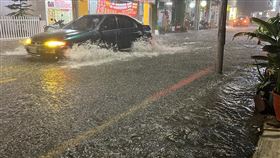 台南暴雨水淹小腿肚！網湧黃偉哲臉書「求放假」：你是最英俊的男人 翻攝自黃偉哲臉書