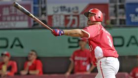 林智勝棒打陳冠宇，敲出生涯第303轟。（圖／味全龍提供）