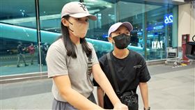 高虹安7日深夜返台 認為近日新聞惡意揣測多非事實新竹市長高虹安（左）7日深夜搭乘長榮航空班機抵達桃園國際機場，高虹安穿著輕便服裝，戴著帽子、口罩一個人自日本東京返台。中央社記者吳睿騏桃園機場攝  112年9月7日