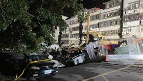 大直公寓塌陷封鎖區照（圖／翻攝自王鴻薇臉書）