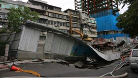 北市大直建案工地塌陷（1）台北市中山區大直街巷弄多棟大樓疑因周邊建案開挖而傾斜，記者8日走訪現場，發現傾斜民宅後方為一建築工地，出現塌陷、圍籬傾倒等狀況，工程車不停進出，針對塌陷處灌漿，要讓壓力先維持平衡，避免讓房屋再次嚴重傾斜。中央社記者劉建邦攝  112年9月8日