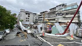 大直建案釀民宅塌陷。（圖／台北市攝影記者聯誼會提供）