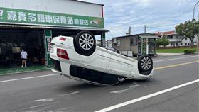 苗栗賓士失控自撞，四輪朝天「烏龜翻」，恍神頭暈釀禍(圖／翻攝畫面)