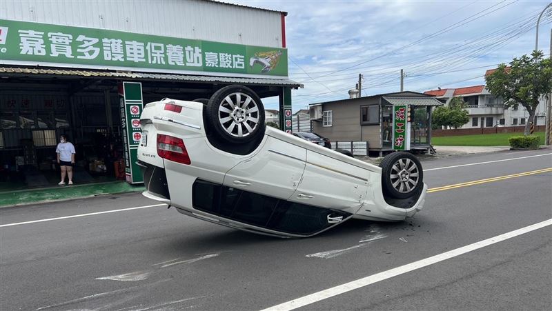 72歲翁開車突頭暈　賓士車自撞「烏龜翻」