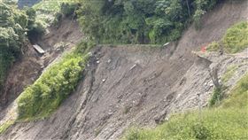 南投仁愛部落勇士，冒險走垂直斷崖，人力運送高麗菜下山，驚險畫面曝（圖／翻攝畫面）