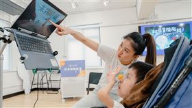 9m88為重症病童的「眼動童書」繪本創作公益主題曲〈看向我吧〉。（圖／目目非營利 提供）