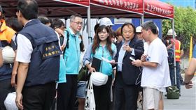大直建案釀民宅塌陷，王世堅抵達現場了解狀況。（圖／記者邱榮吉攝影）