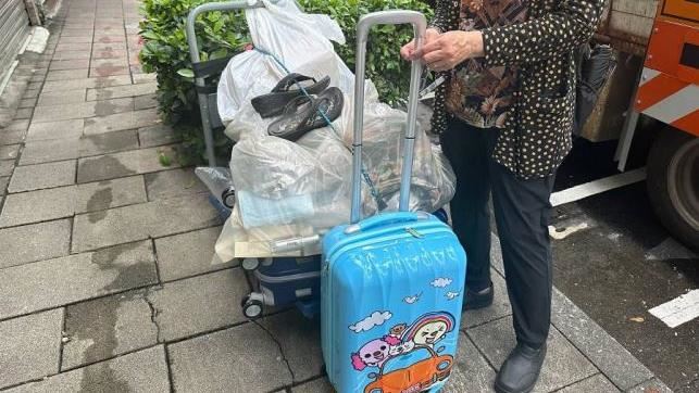 住戶拉拖車畫面曝　收行李不忘帶南瓜逃難
