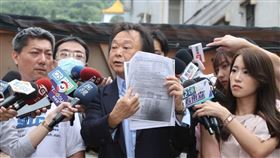 大直建案釀民宅塌陷，王世堅抵達現場了解狀況。（圖／記者邱榮吉攝影）