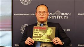 黎智英子赴美籲國際譴責強權香港壹傳媒創辦人黎智英么子黎崇恩7日在華府出席紀錄片「香港人：黎智英為自由奮戰」放映會，手舉聲援父親的牌子。中央社記者徐薇婷華盛頓攝  112年9月8日