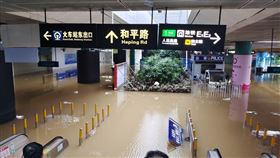 圖為深圳火車站嚴重積水。（中新社）