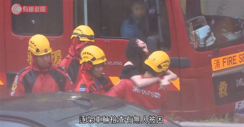 長髮美女被壯碩的消防員抱出車外，「開腿緊抱」露出超燦爛笑容。（圖／翻攝自HOYTV、有線新聞）