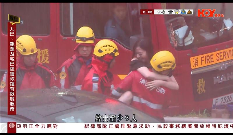 長髮美女被壯碩的消防員抱出車外，「開腿緊抱」露出超燦爛笑容。（圖／翻攝自HOYTV、有線新聞）