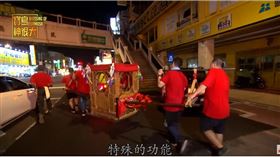 ▲大駕轎子當神明使用時會在轎頂蓋上布條。（圖／寶島神很大）