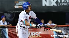 ▲U18世界盃青棒錦標賽，台灣隊第3棒柯敬賢敲安打回第6分。（圖／記者劉彥池攝影）