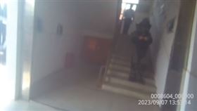 小學生手拿砲彈闖校長室　百名師生急疏散（圖／翻攝自微博）