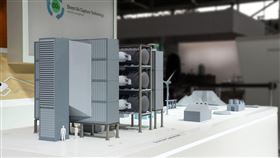 ▲保時捷從大氣中大量捕捉二氧化碳生產eFuels合成燃料。（圖／Porsche提供）