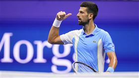 ▲喬科維奇（Novak Djokovic）模仿謝爾頓（Ben Shelton）「掛電話」手勢慶祝。（圖／美聯社／達志影像）