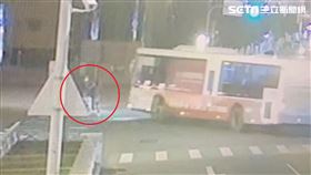 台中公車左轉撞斑馬線上的一家三口，造成2死1傷。（圖／民眾提供）