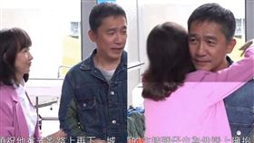 梁朝偉回到香港，女主持人林映輝送上愛的抱抱。（圖／翻攝微博）