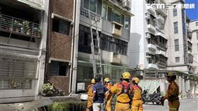 台北市消防局特搜隊進入大直傾斜民宅評估屋況。（圖／翻攝畫面）