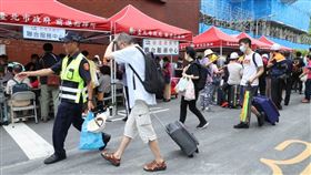 大直建案釀民宅塌陷，住戶聚集現場。（圖／記者邱榮吉攝影）