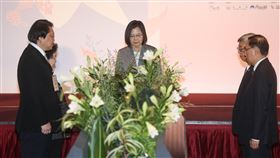 蔡總統出席平復國家不法儀式總統蔡英文（中）9日上午出席「誌過去，致未來」平復國家不法及名譽回復證書頒發聯合典禮，與現場貴賓一同進行平復國家不法儀式。前左為內政部長林右昌。中央社記者鄭清元攝  112年9月9日