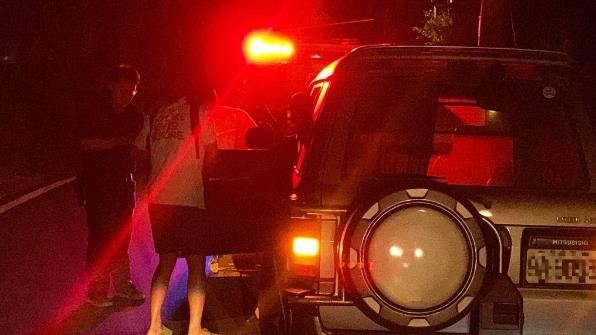 喑啞男深夜車拋錨山區心慌慌　暖警助解圍