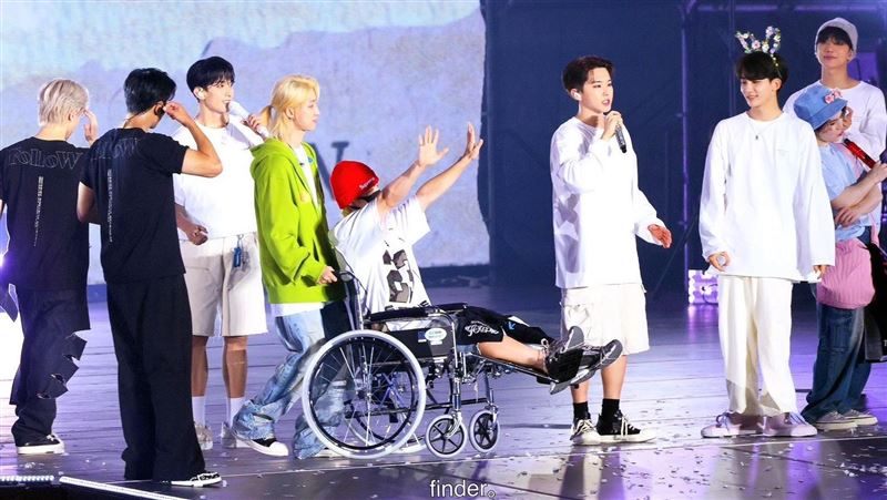 SEVENTEEN全員合體！隊長輪椅上台粉淚崩