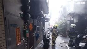 北市桂林路巷內民宅竄出火煙，警方搜索火場發現1具男性遺體。（圖／翻攝畫面）