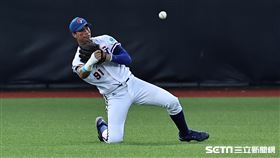 ▲U18世界盃青棒錦標賽，台灣隊中外野手柯敬賢飛撲美技沒收安打。（圖／記者劉彥池攝影）