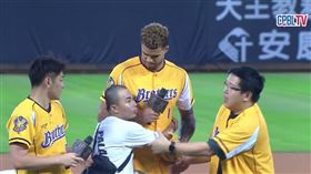 ▲小波特（Michael Porter Jr.）為兄弟開球時，有球迷衝進場擁抱。（圖／翻攝自CPBL TV）