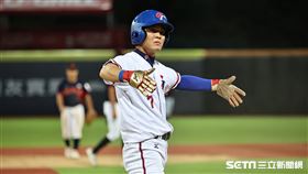 ▲U18世界盃青棒錦標賽，台灣隊第4棒王念好右外野飛球日本隊失誤，邱鑫跑回第1分。（圖／記者劉彥池攝影）