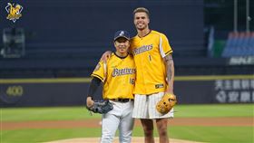 ▲小波特（Michael Porter Jr.）4天3夜快閃台灣行，以為兄弟開球畫下句點。（圖／中信兄弟球團提供）