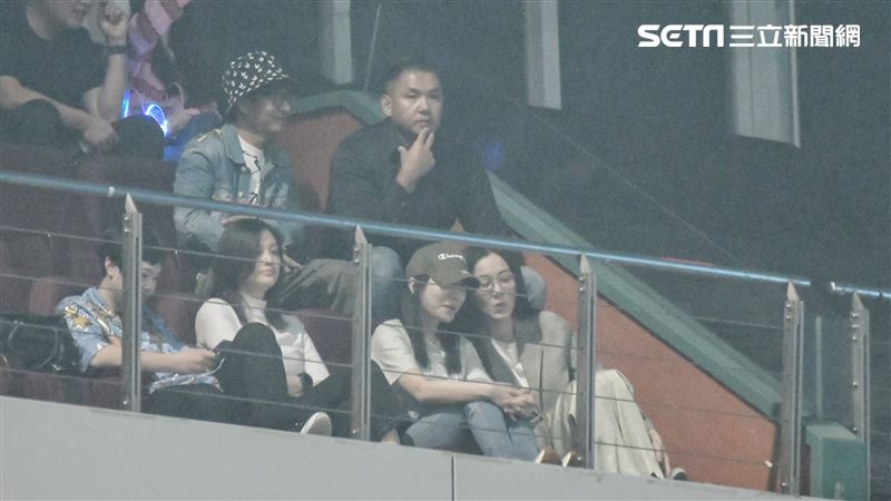 黑人范范性騷後首合體現身王力宏VIP包廂