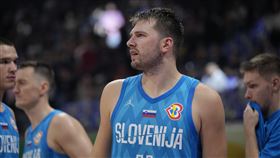 塞巴斯奇（Jacob Cebasek）在接獲唐西奇（Luka Doncic）的傳球後投進逆轉致勝三分彈。（圖／美聯社／達志影像）